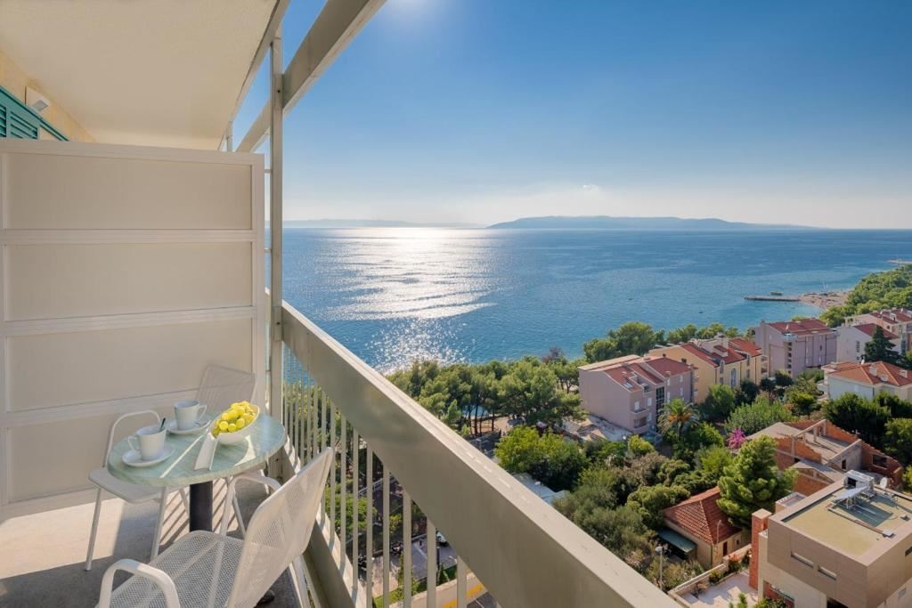 rooms-superior-room-seaside-balcony