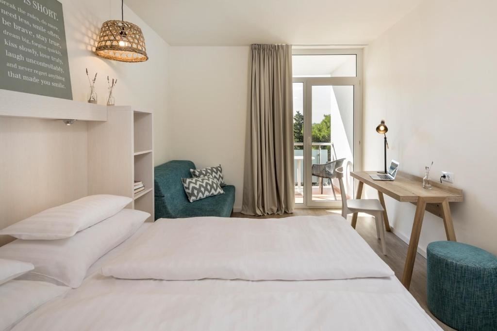 rooms-superior-room-seaside-balcony