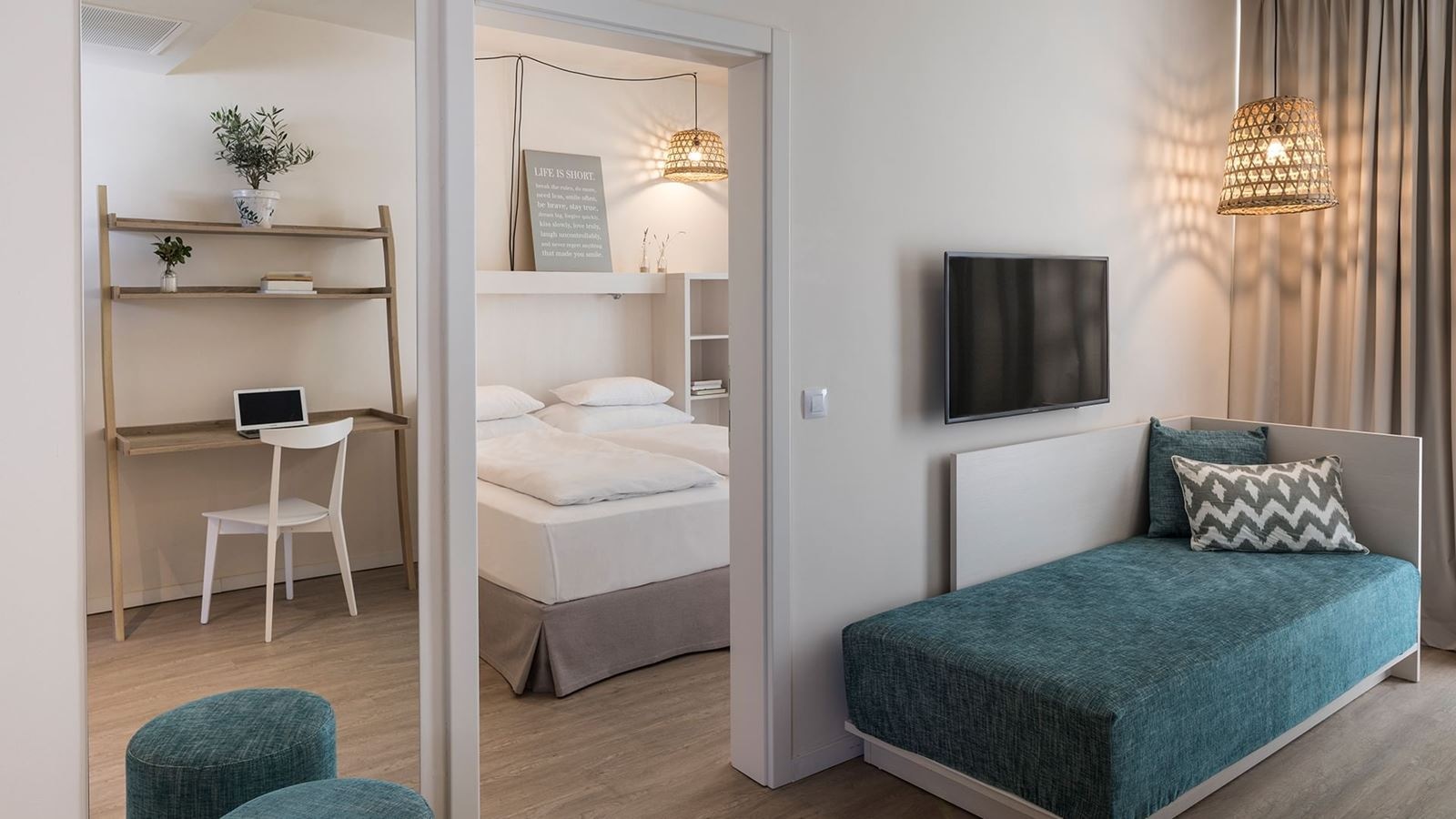 rooms-superior-family-room