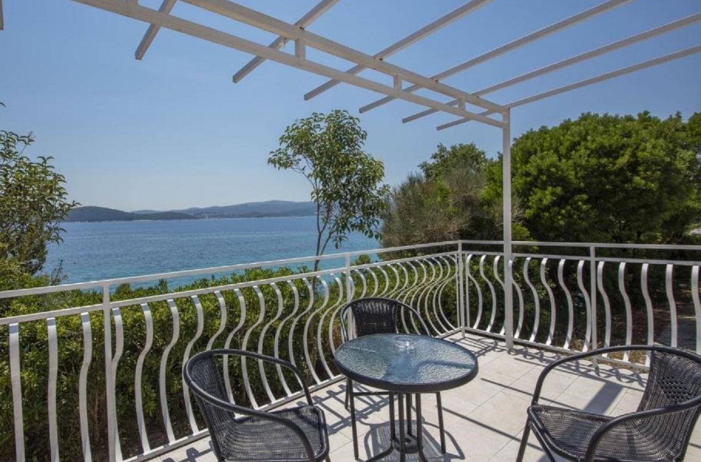 rooms-familyroom-seaside-terrace