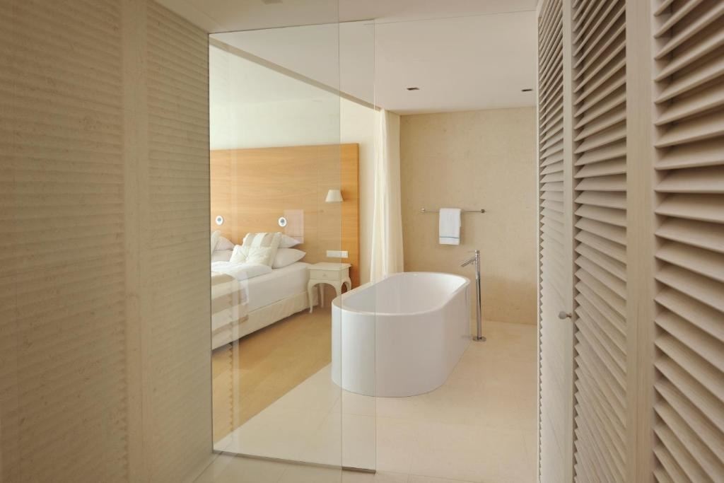 rooms-seniorsuite-seaside-balcony