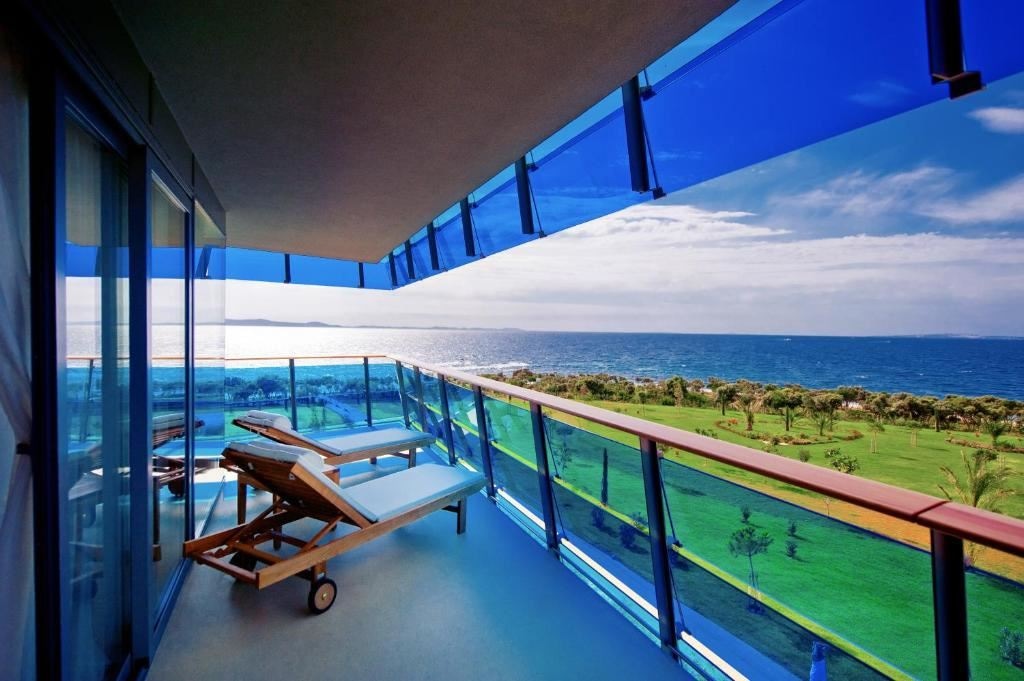 rooms-seniorsuite-seaside-balcony