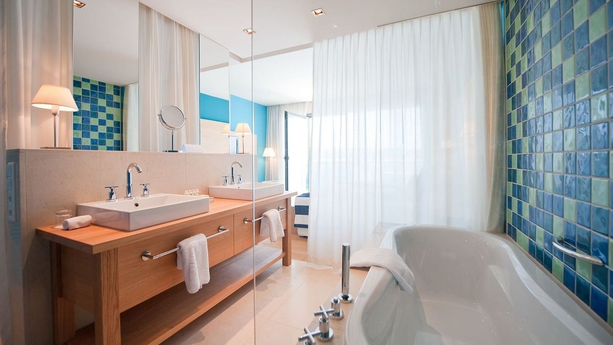 rooms-superior-room-seaside-view-balcony