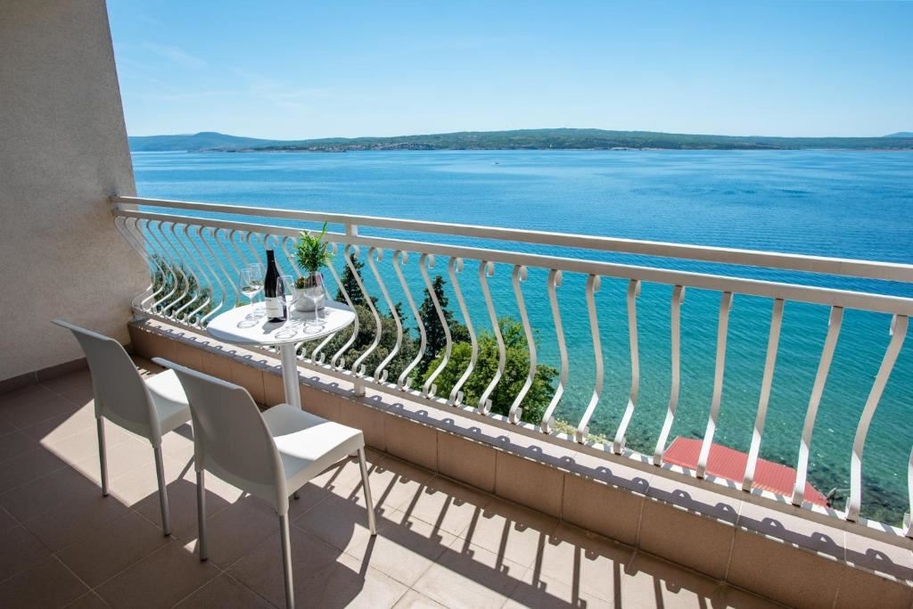 rooms-superior-room-seaview-balcony