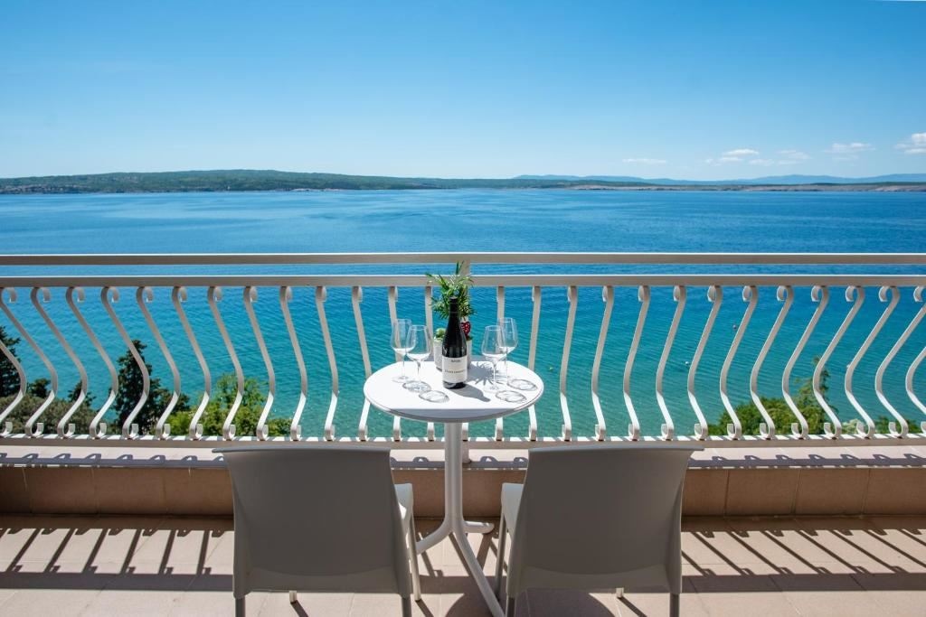 rooms-superior-room-seaview-balcony