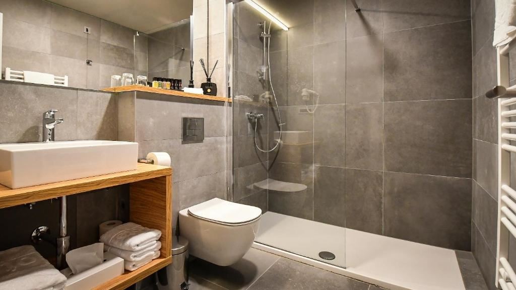 rooms-deluxe-room-mountainview-balcony