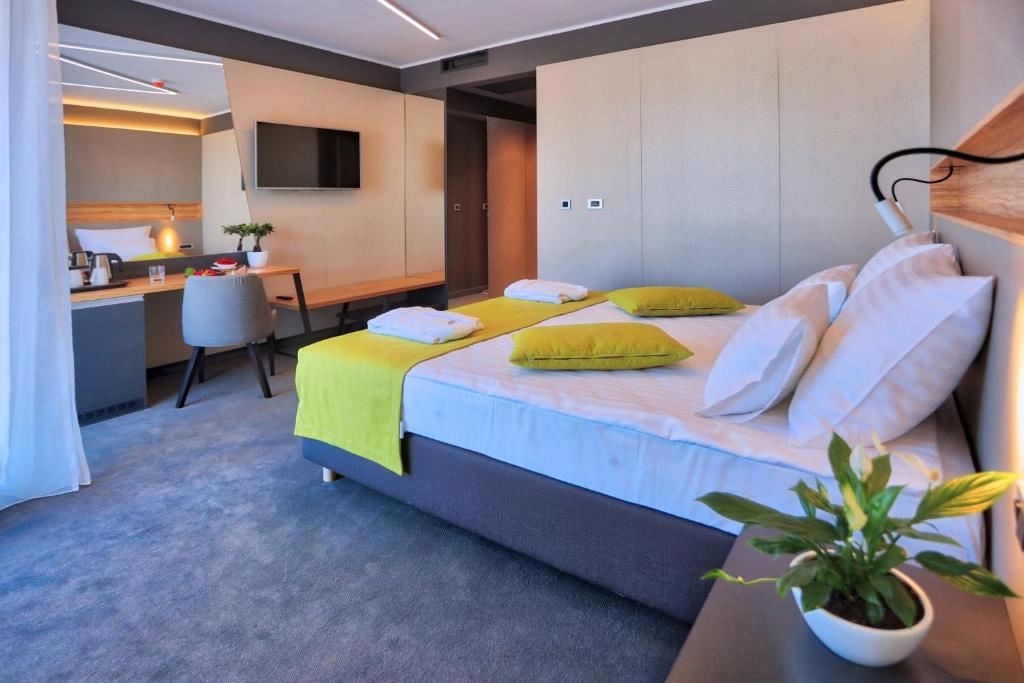 rooms-deluxe-room-seaside-balcony