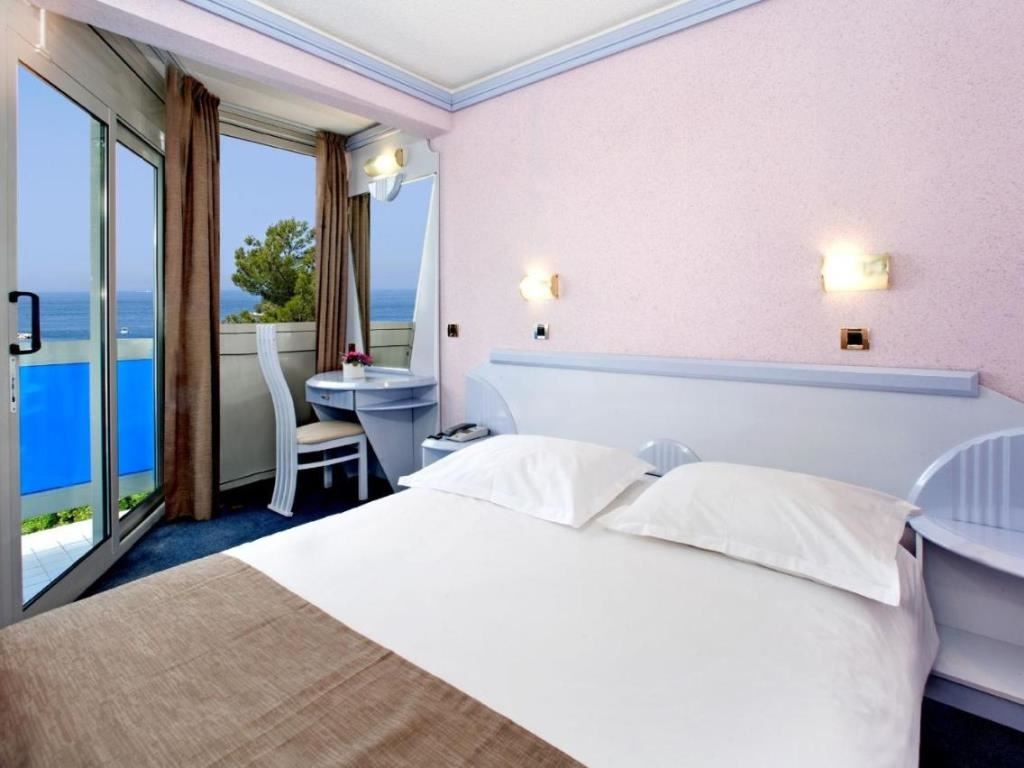 rooms-double-classic-room-seaview-balcony