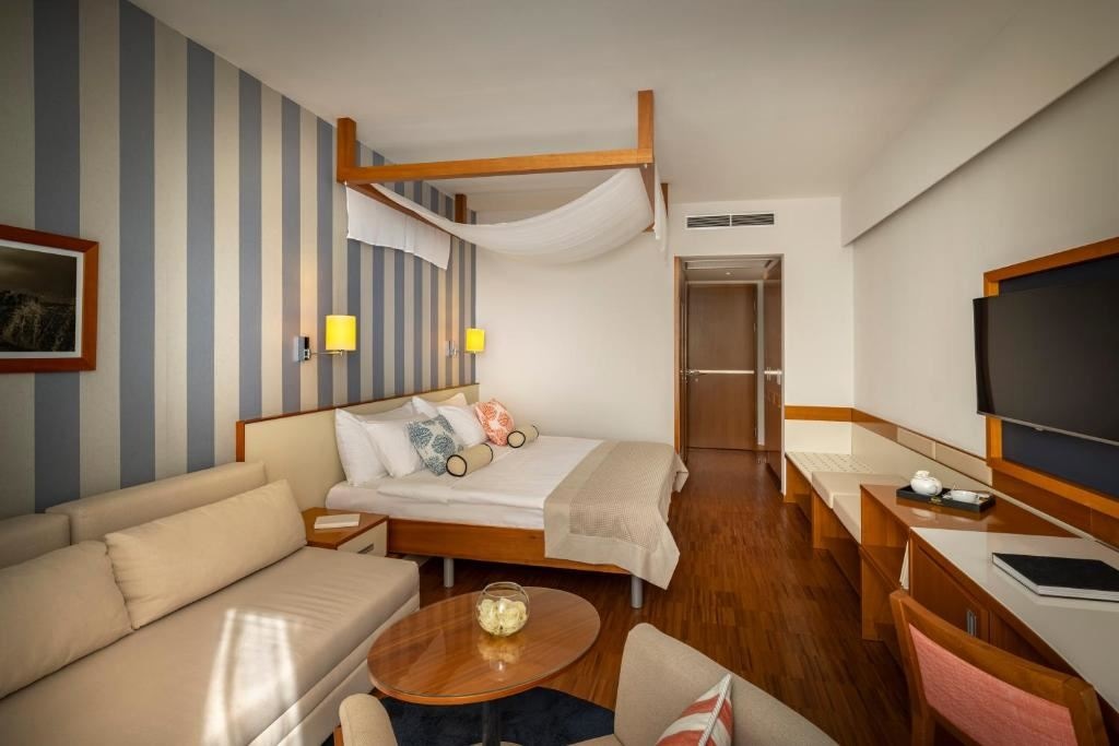 rooms-classic-room-sea-view-balcony