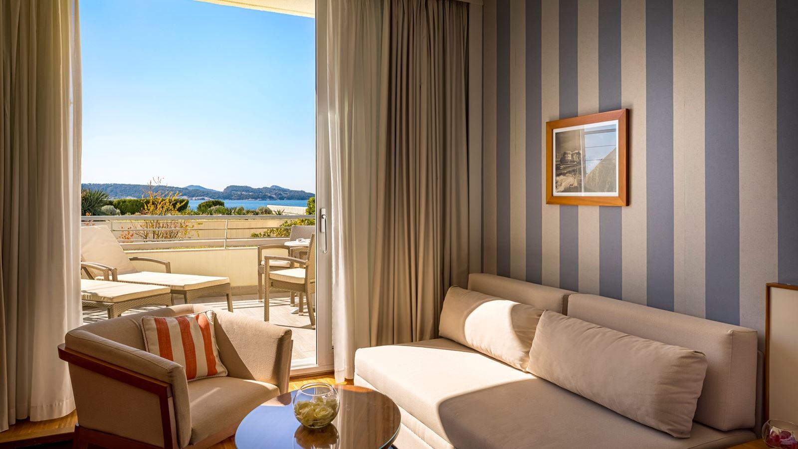 rooms-classic-room-sea-view-balcony