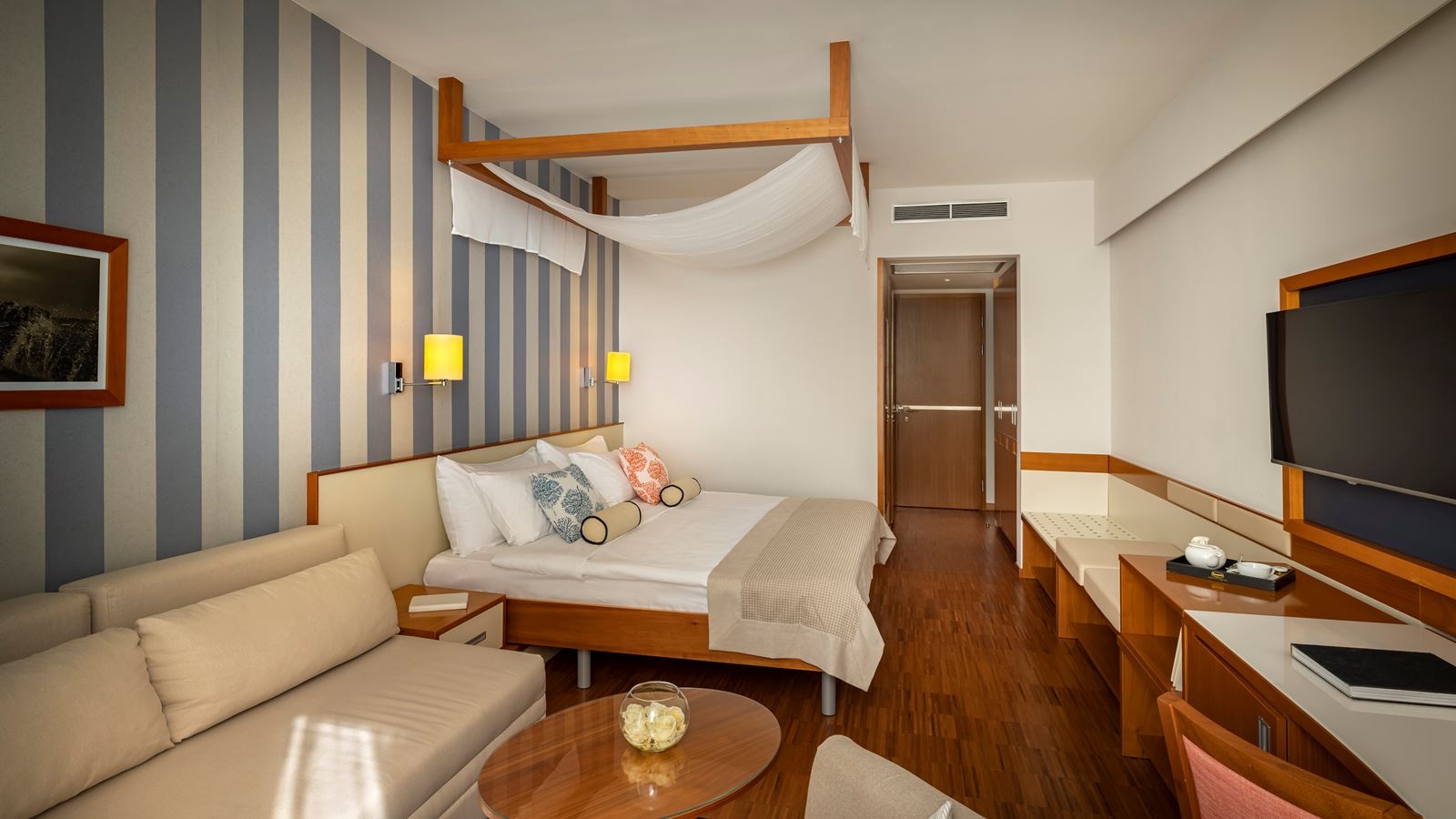 rooms-classic-room-sea-view-balcony