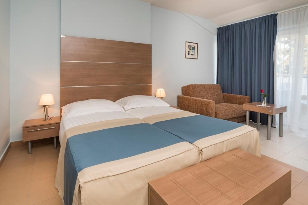 rooms-2-connectingrooms-premium-room-poolside-balcony