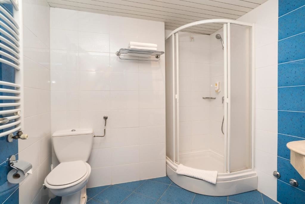 rooms-2-connectingrooms-premium-room-poolside-balcony