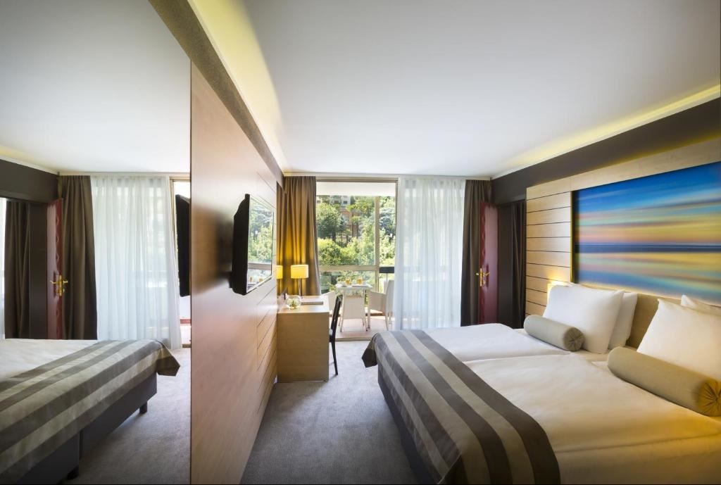 rooms-standard-familyroom