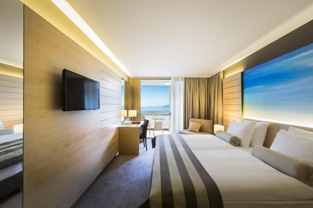 rooms-superior-room-seaview-balcony