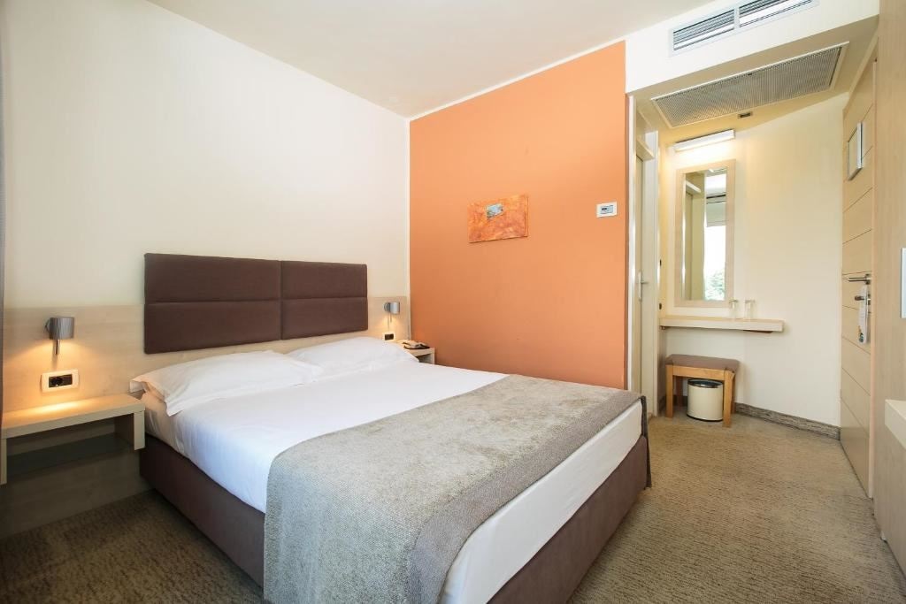 rooms-double-classic-room-park-view-balcony