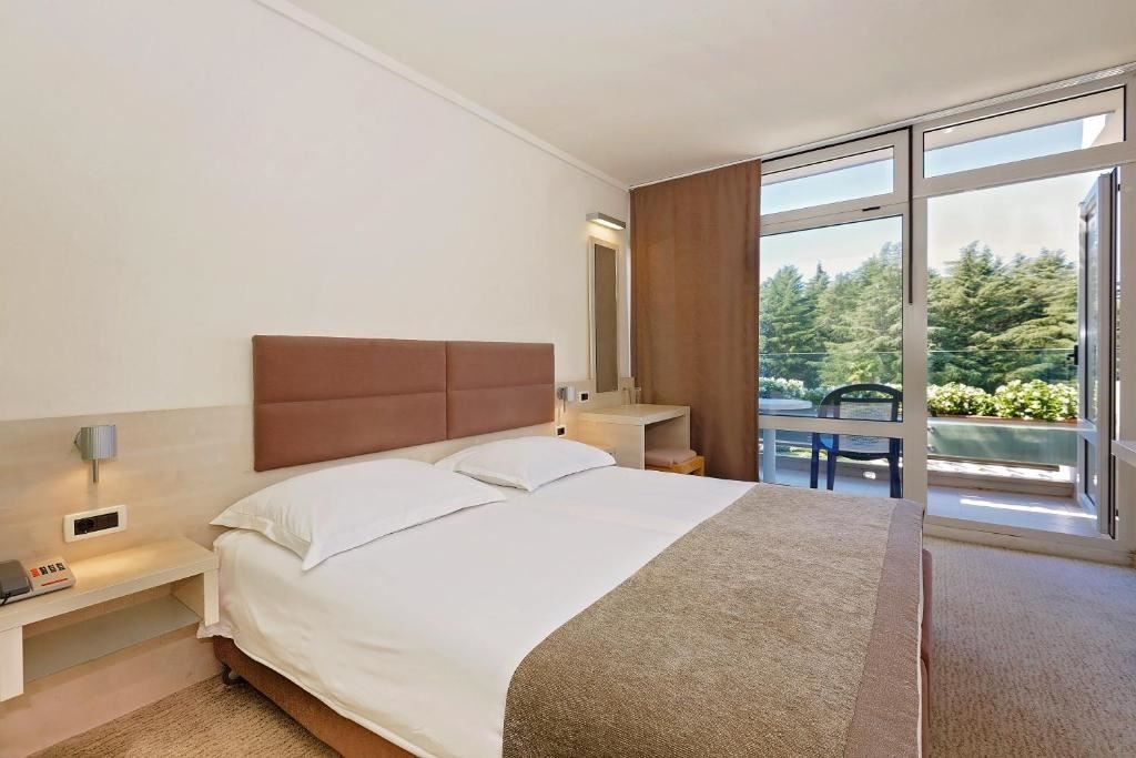 rooms-double-classic-room-park-view-balcony