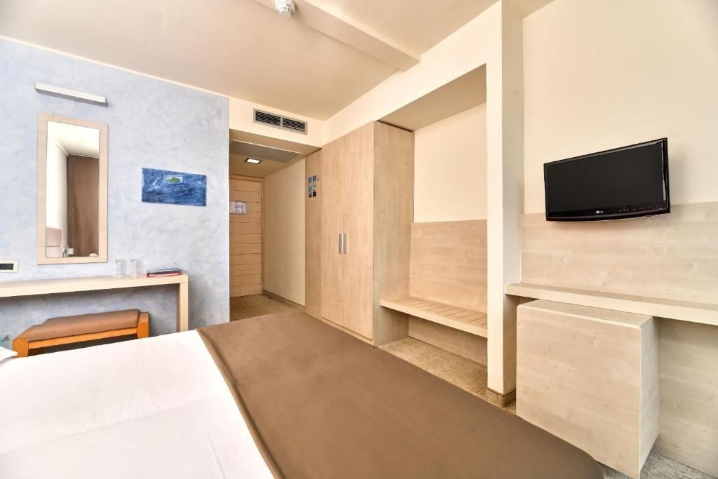 rooms-double-classic-room-park-view-balcony