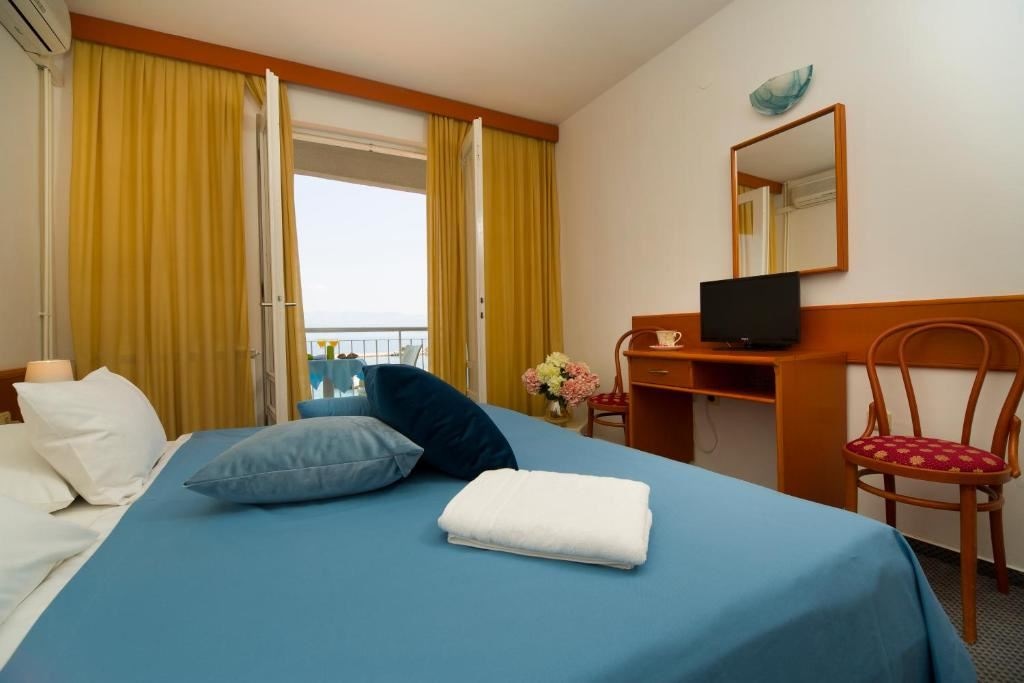 rooms-triple-comfort-room-seaview-balcony