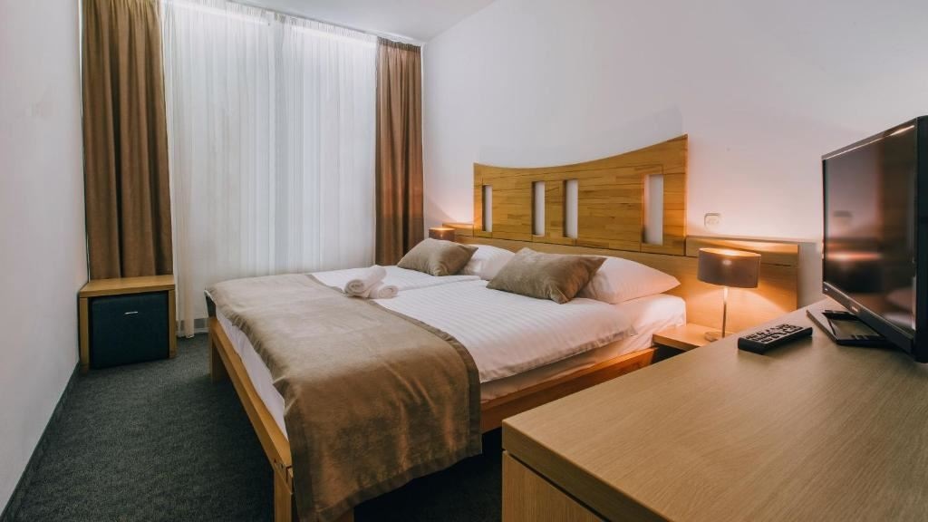 rooms-double-comfort-room-park-view-balcony