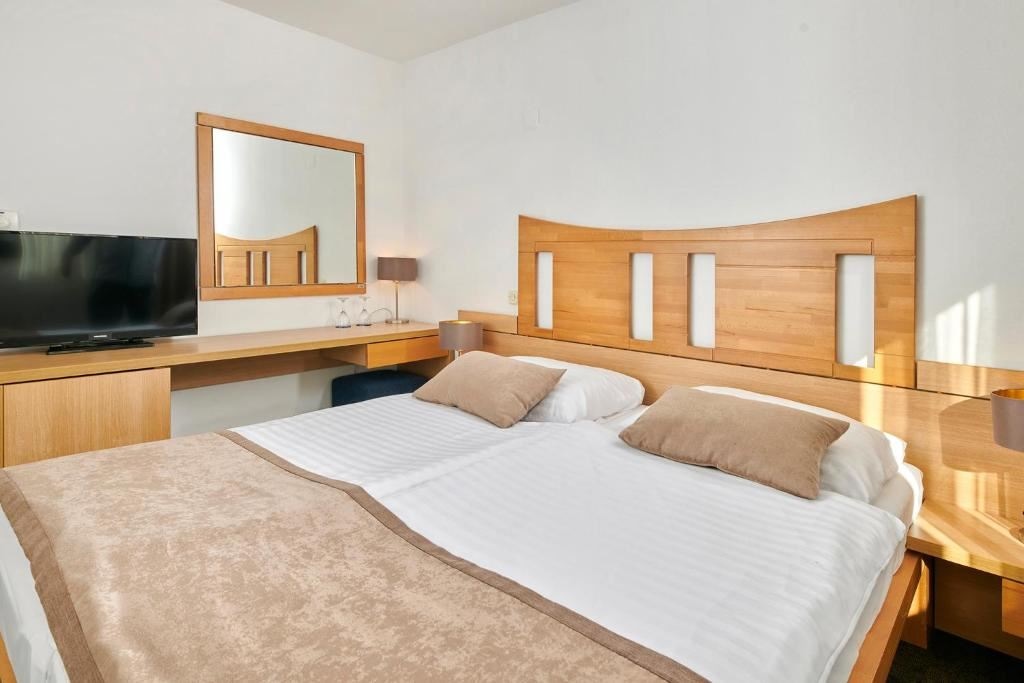 rooms-double-comfort-room-park-view-balcony