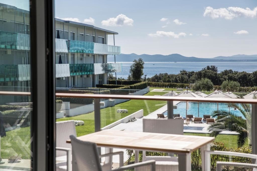 rooms-1-bedroom-apartment-seaside-balcony-or-terrace