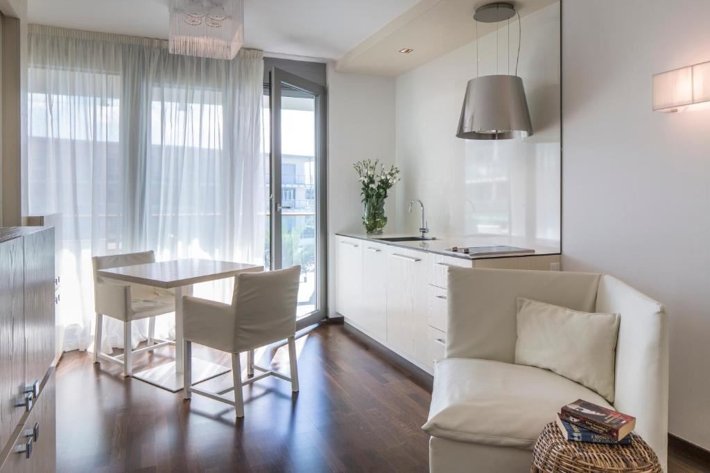 rooms-1-bedroom-apartment-seaside-balcony-or-terrace