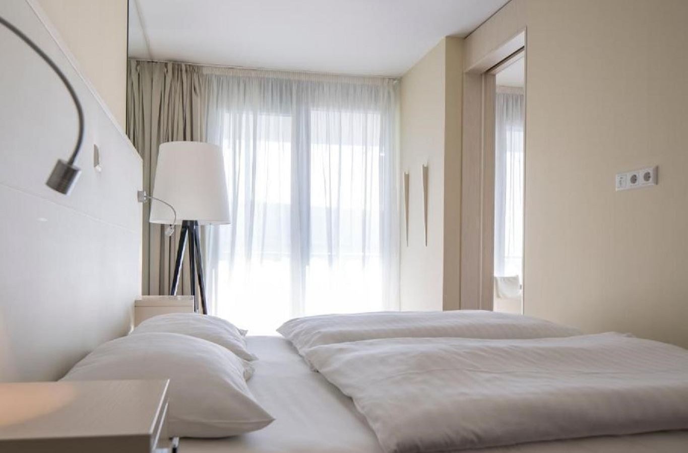 rooms-1-bedroom-apartment-seaside-balcony-or-terrace