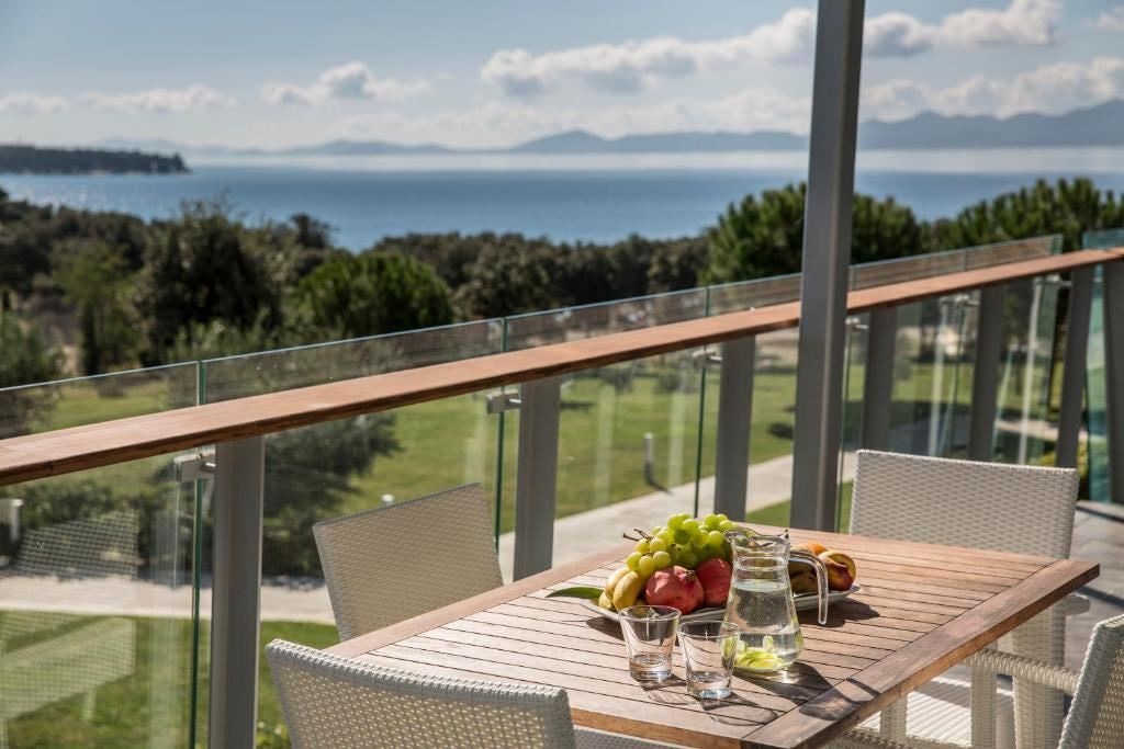 rooms-2-bedroom-apartment-seaside-balcony-or-terrace