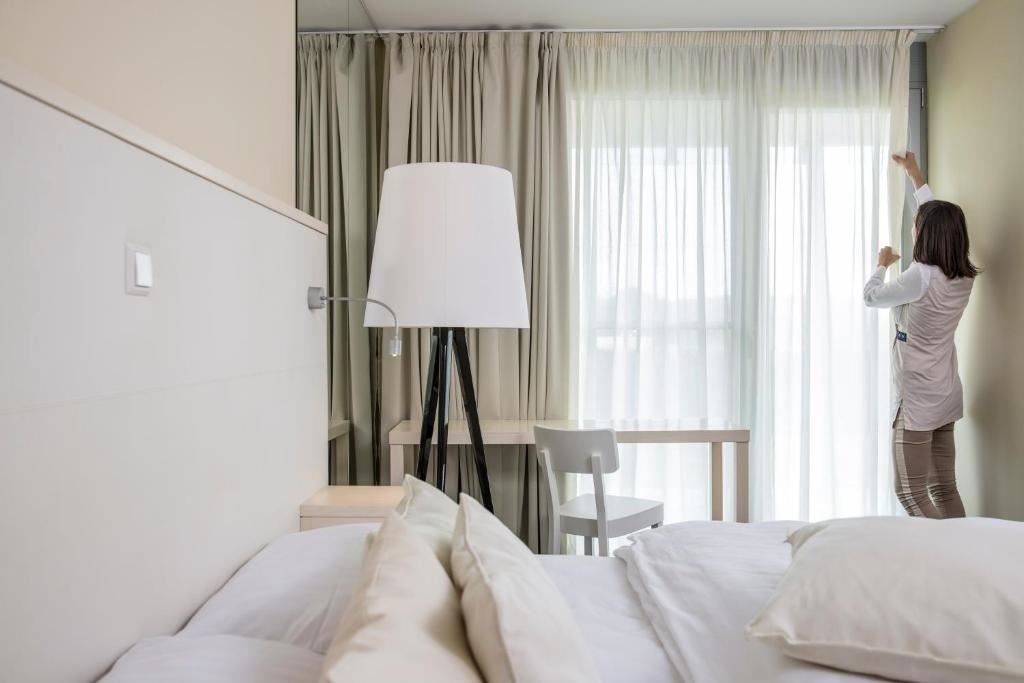 rooms-2-bedroom-apartment-seaside-balcony-or-terrace