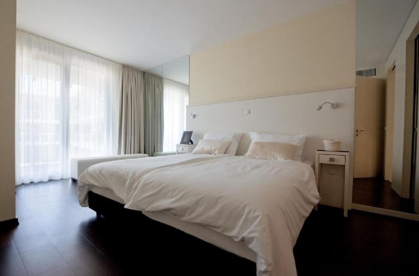 rooms-2-bedroom-apartment-seaside-balcony