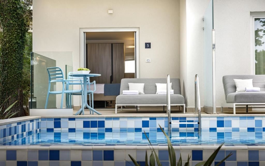 rooms-double-premium-room-pool-access-terrace