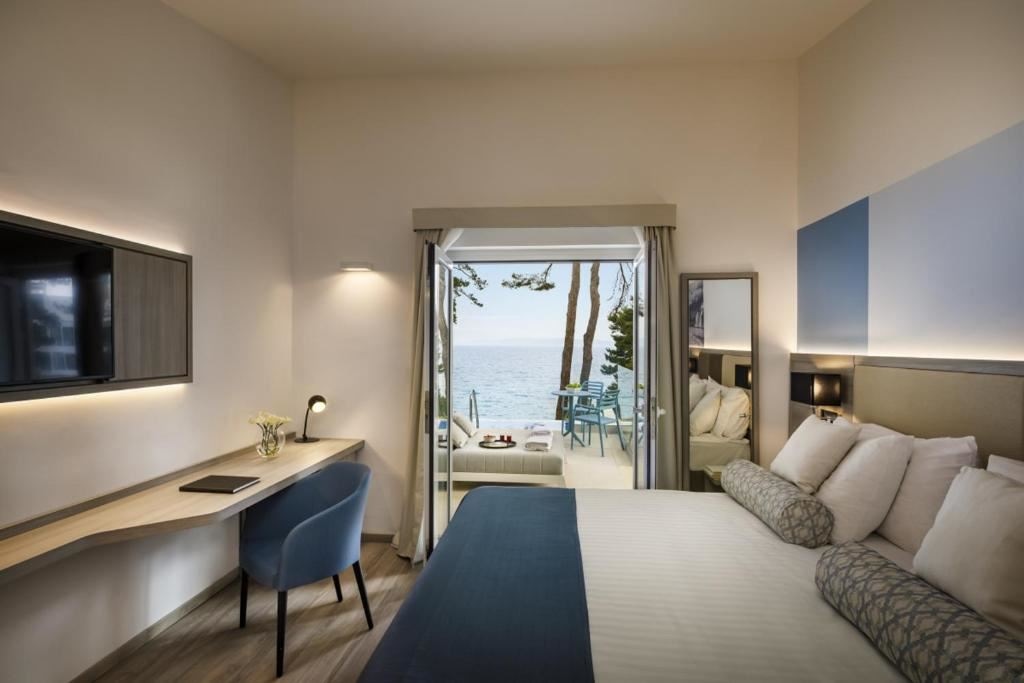 rooms-double-premium-room-pool-access-terrace