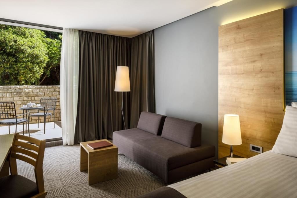 rooms-standard-familyroom-balcony