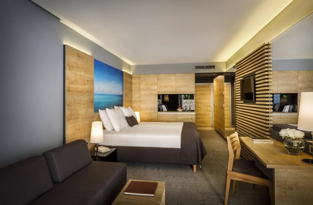 rooms-standard-familyroom-balcony