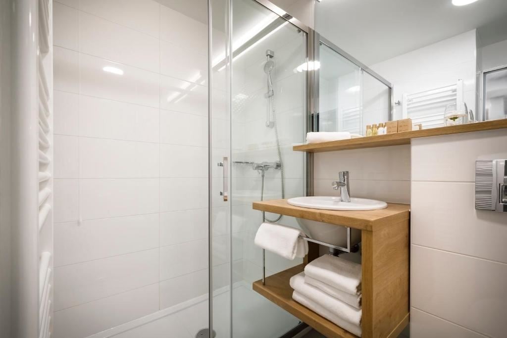 rooms-standard-familyroom-balcony