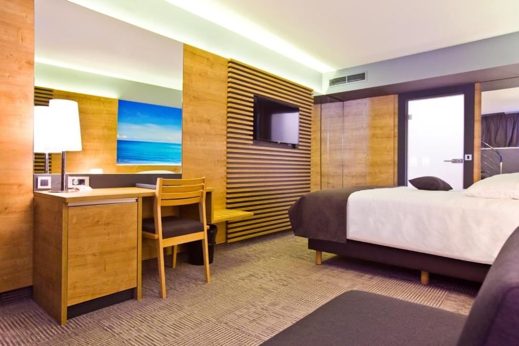 rooms-triple-superior-room-balcony