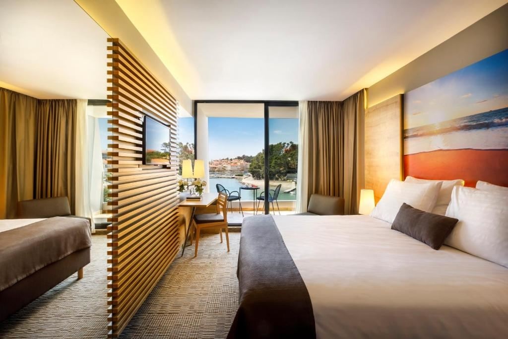 rooms-triple-superior-room-seaview-balcony