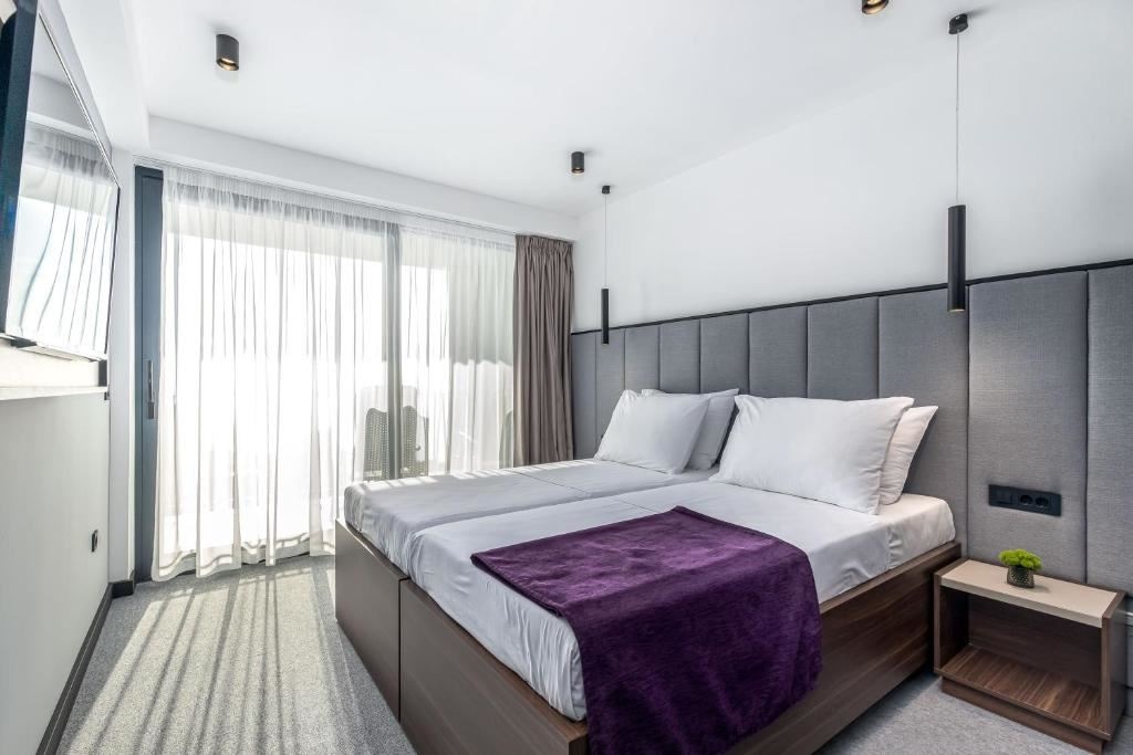 rooms-single-wchild-standard-room-balcony