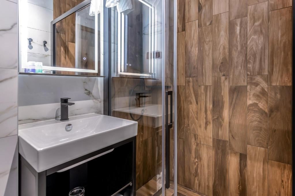 rooms-superior-room-seaview-balcony