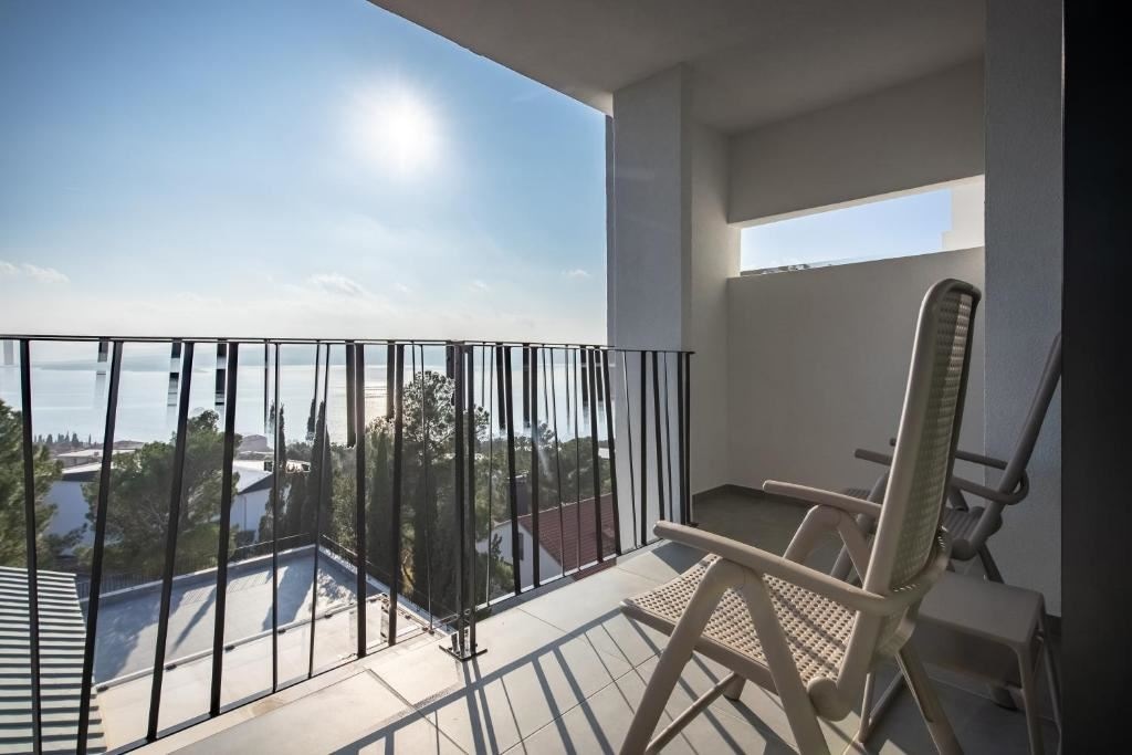 rooms-single-wchild-superior-room-seaview-balcony