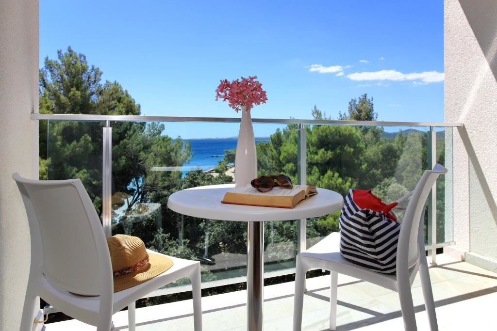 rooms-superior-room-seaside-balcony-or-terrace