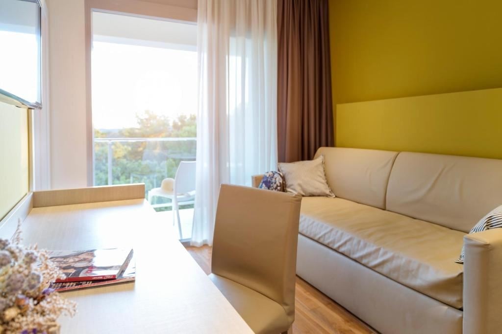 rooms-standard-familyroom-seaside-balcony-or-terrace