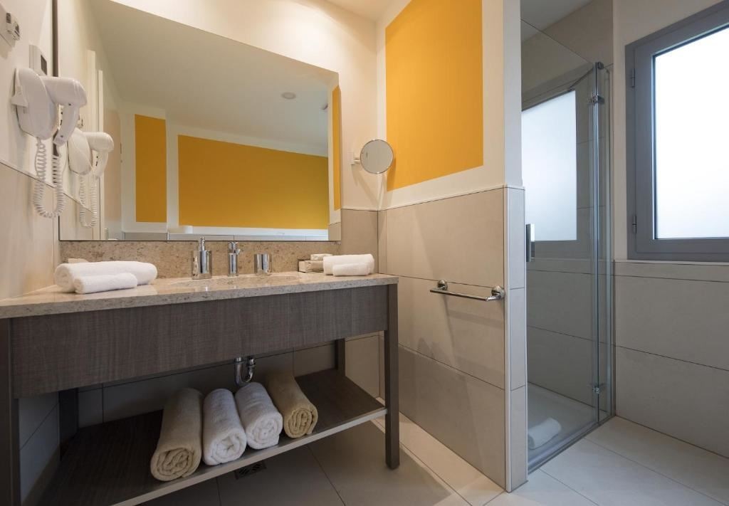 rooms-standard-familyroom-seaside-balcony-or-terrace