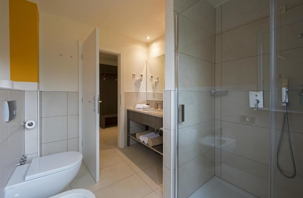 rooms-standard-familyroom-seaside-balcony-or-terrace