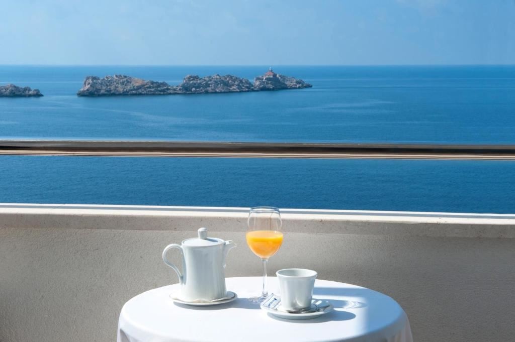 rooms-room-seaview-balcony