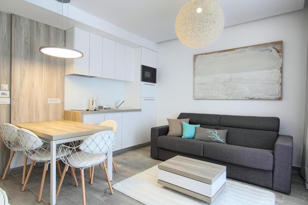 rooms-1-bedroom-suite-seaview-balcony