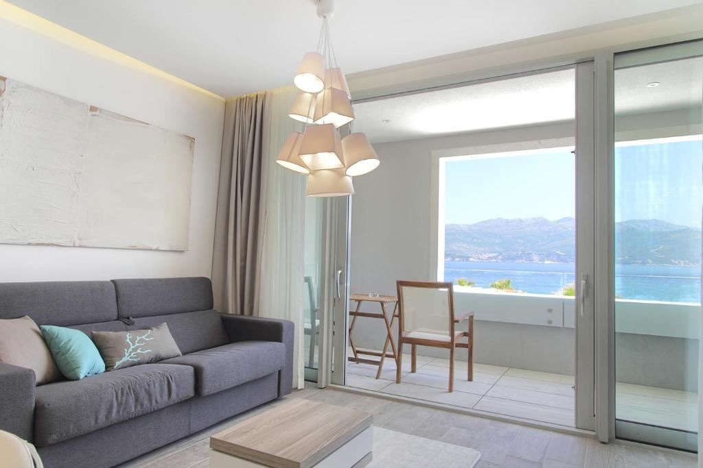 rooms-3-bedroom-suite-seaview-balcony