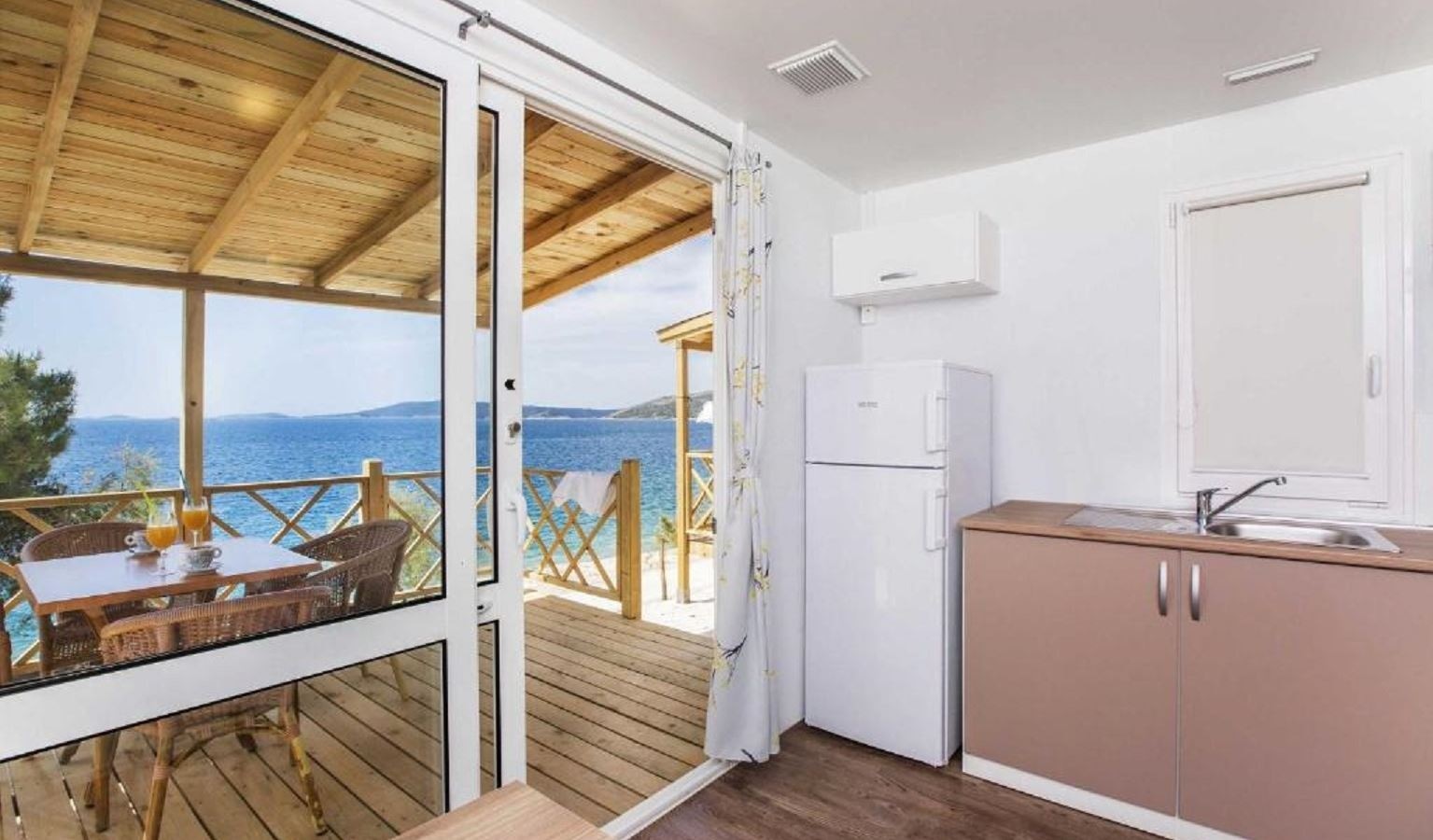 rooms-2-bedroom-superior-mobilehome-seaview-terrace