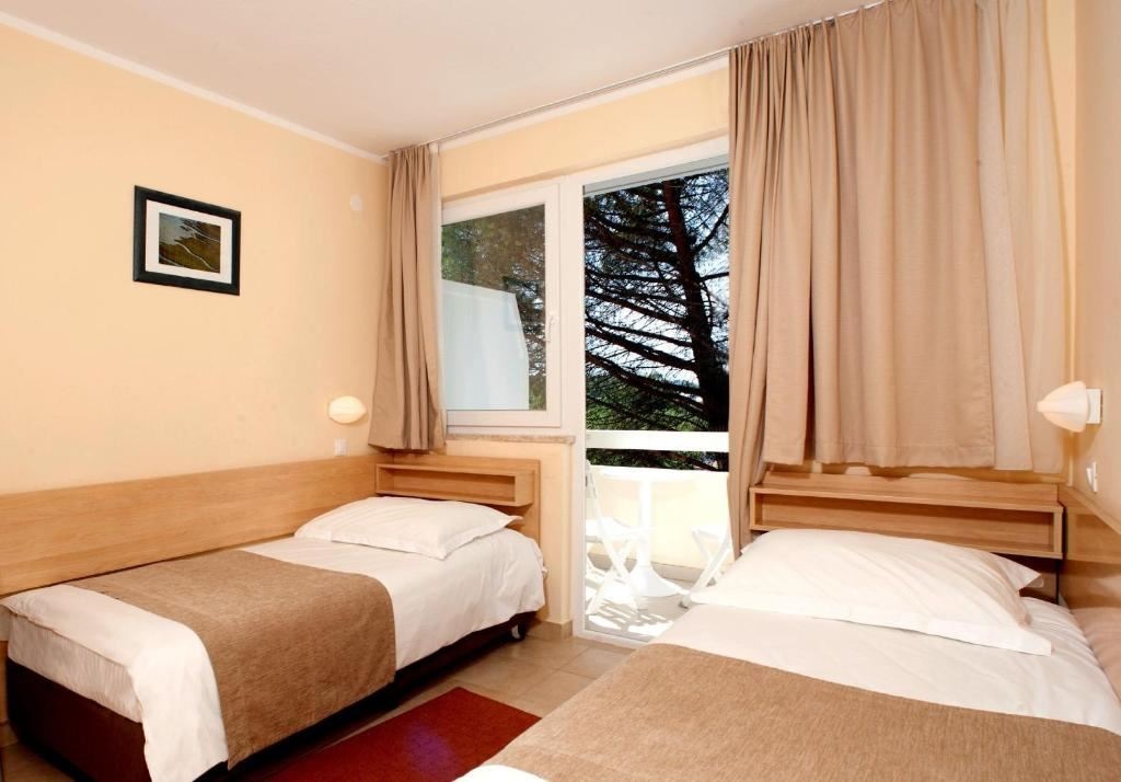 rooms-twin-classic-room-seaside-balcony